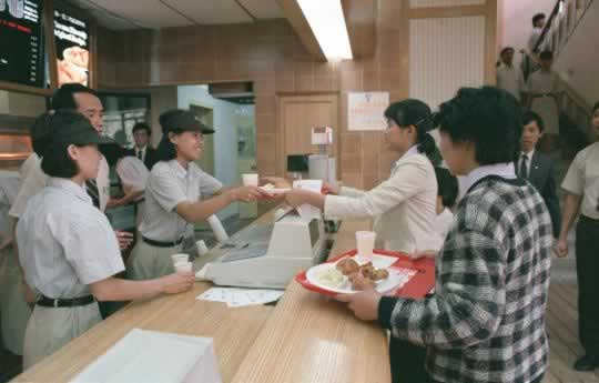 1987-11-12 China's first Kentucky Fried Chicken restaurant