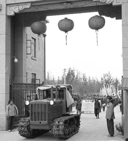 1958-7-20 China's own manufacturing tractors out plant