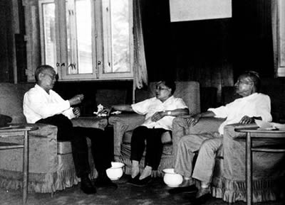 1986-8-14 Chen Yun, Deng Xiaoping, Li Xiannian and conspired to "hand off"